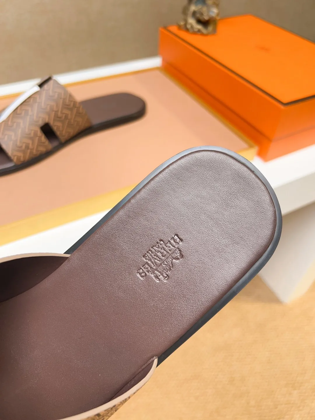 Men's clothing and shoes 💰280 💅💅💅 new arrival. Hermes Hermes official website latest counter synchronized new oran color leather H slippers, the original Paris version flew back to the original model and opened the mold to make it perfectly🍌The highest quality Sincerity, you can enter and leave the counter at will [Deyi] The upper is made of original customized  colored palm prints, crocodile print, ostrich print, colored cow leather, colored cow suede, 🤔 horse hair, 🥳 colored diamonds, 🥰 3D printing, and other genuine leather slippers, imported cow pattern foot pad lining, Italian  latest original genuine leather combination outsole Code number: 38-48 (customized at 46.47.48) Can be made into picture combination sole with genuine leather pattern and ordinary molded outsole
